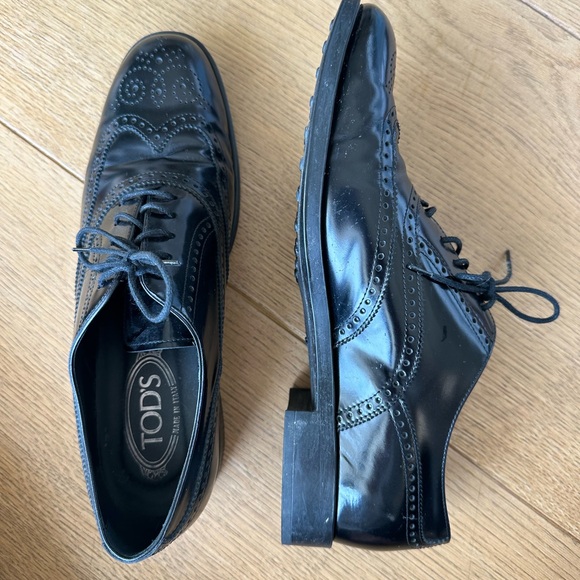 Tod's Woman’s Glossy Black Leather Oxfords w/ Rubber soles - Picture 2 of 3